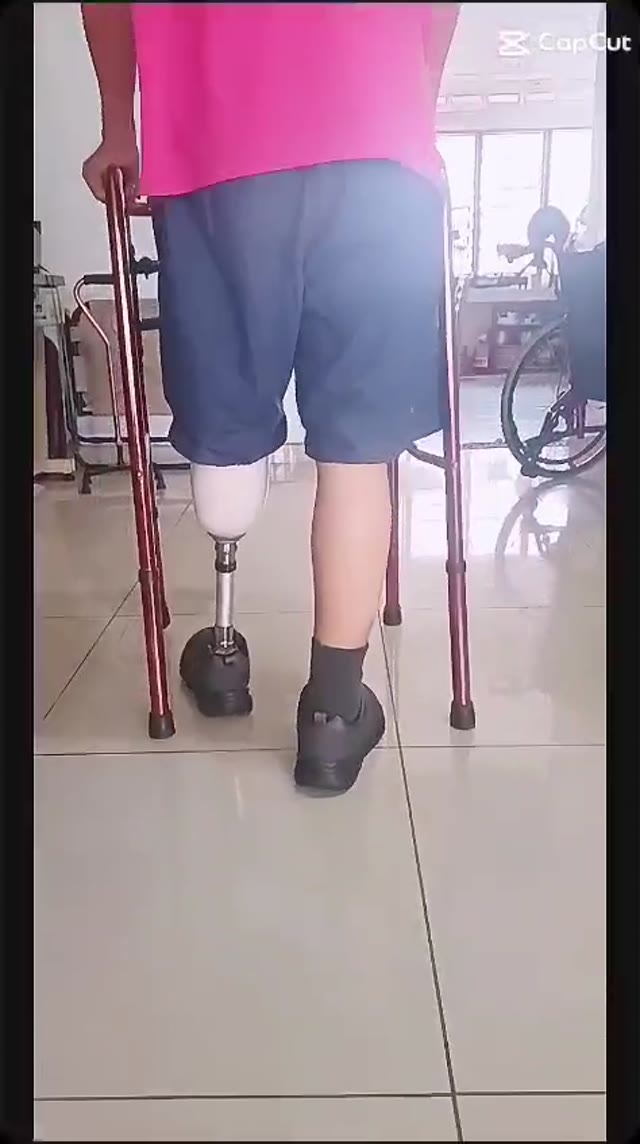 Pengguna mencuba kaki palsu bawah lutut Pakej Basic