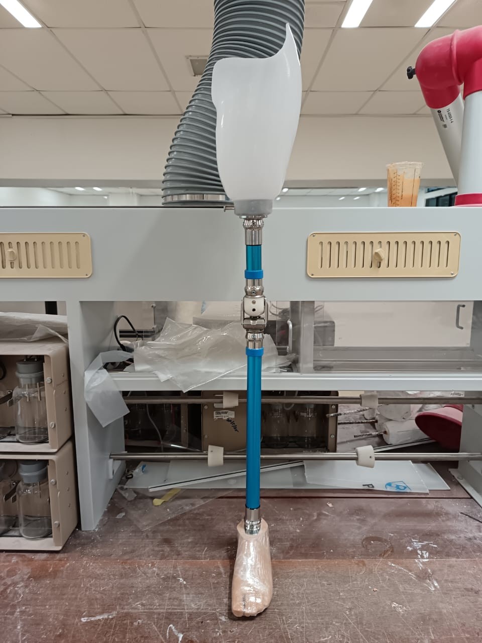 Socket, sistem lutut dan pylon prostesis atas lutut
