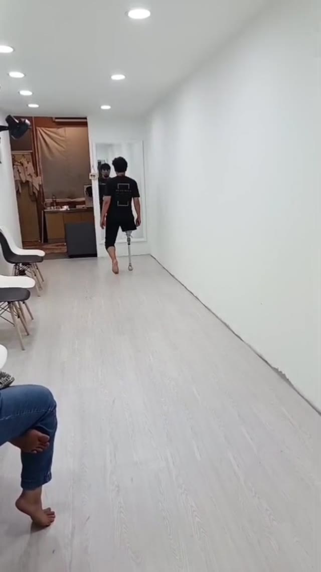 Pengguna berjalan dengan kaki palsu atas lutut Big Boss