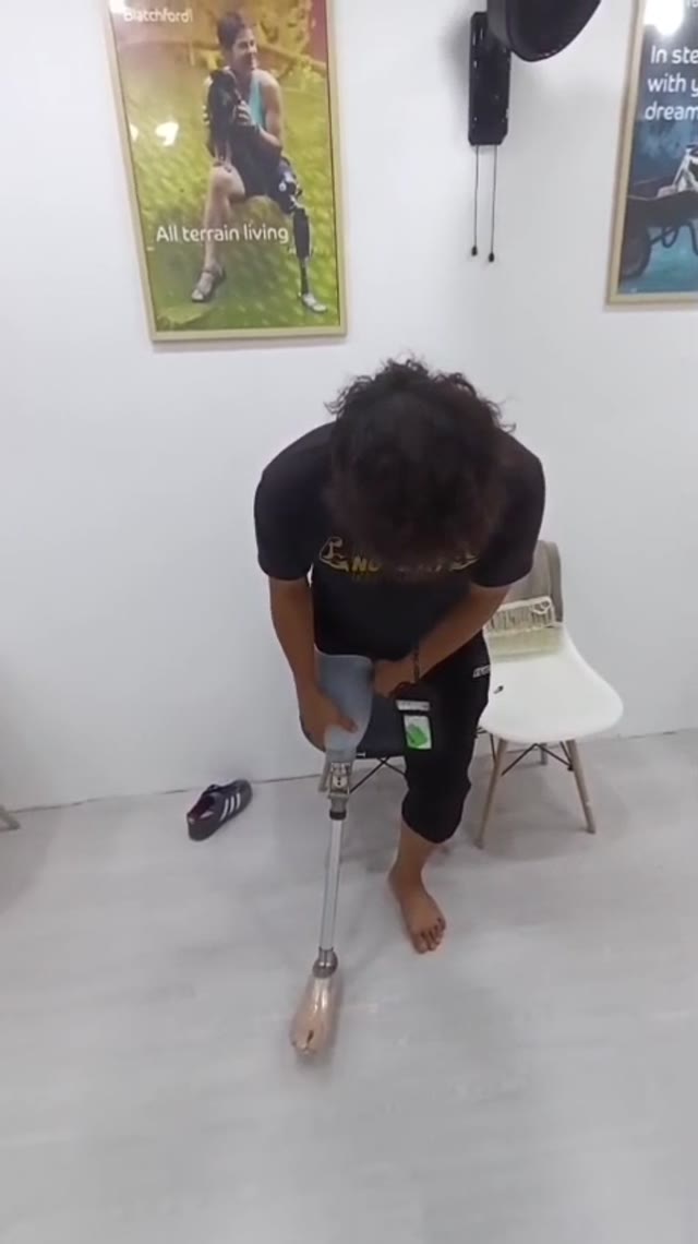 Pengguna mencuba pergerakan dengan kaki palsu atas lutut