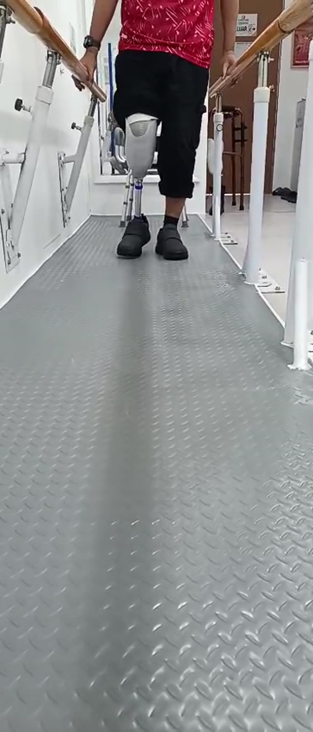 Pengguna mencuba kaki palsu semasa latihan berjalan