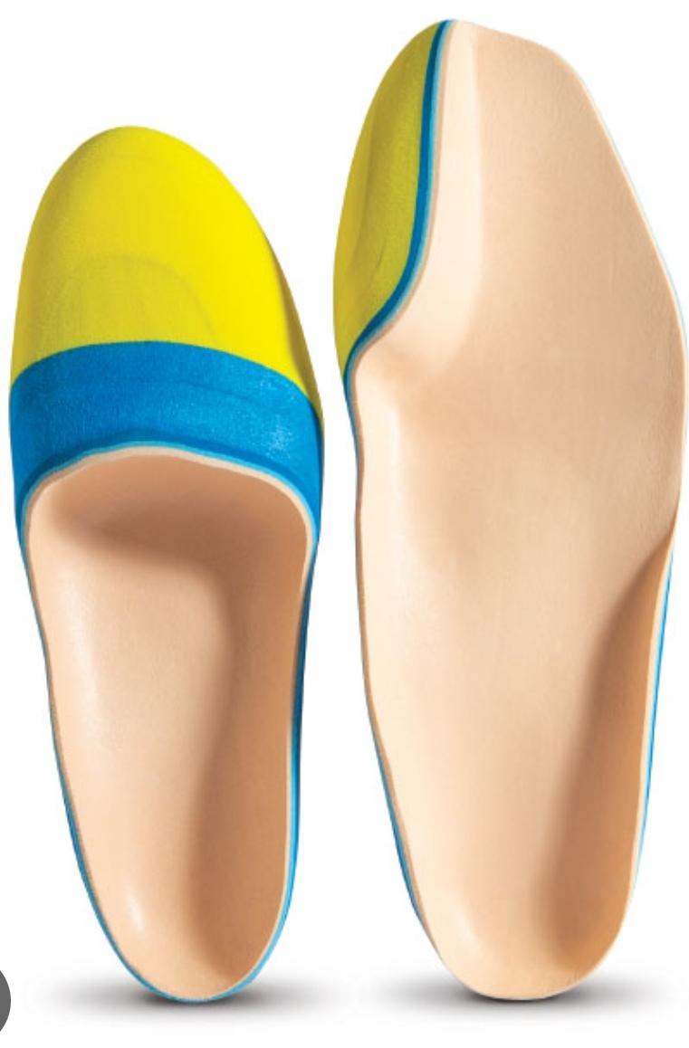 Sepasang custom insole yang dibentuk untuk sokongan dalam kasut