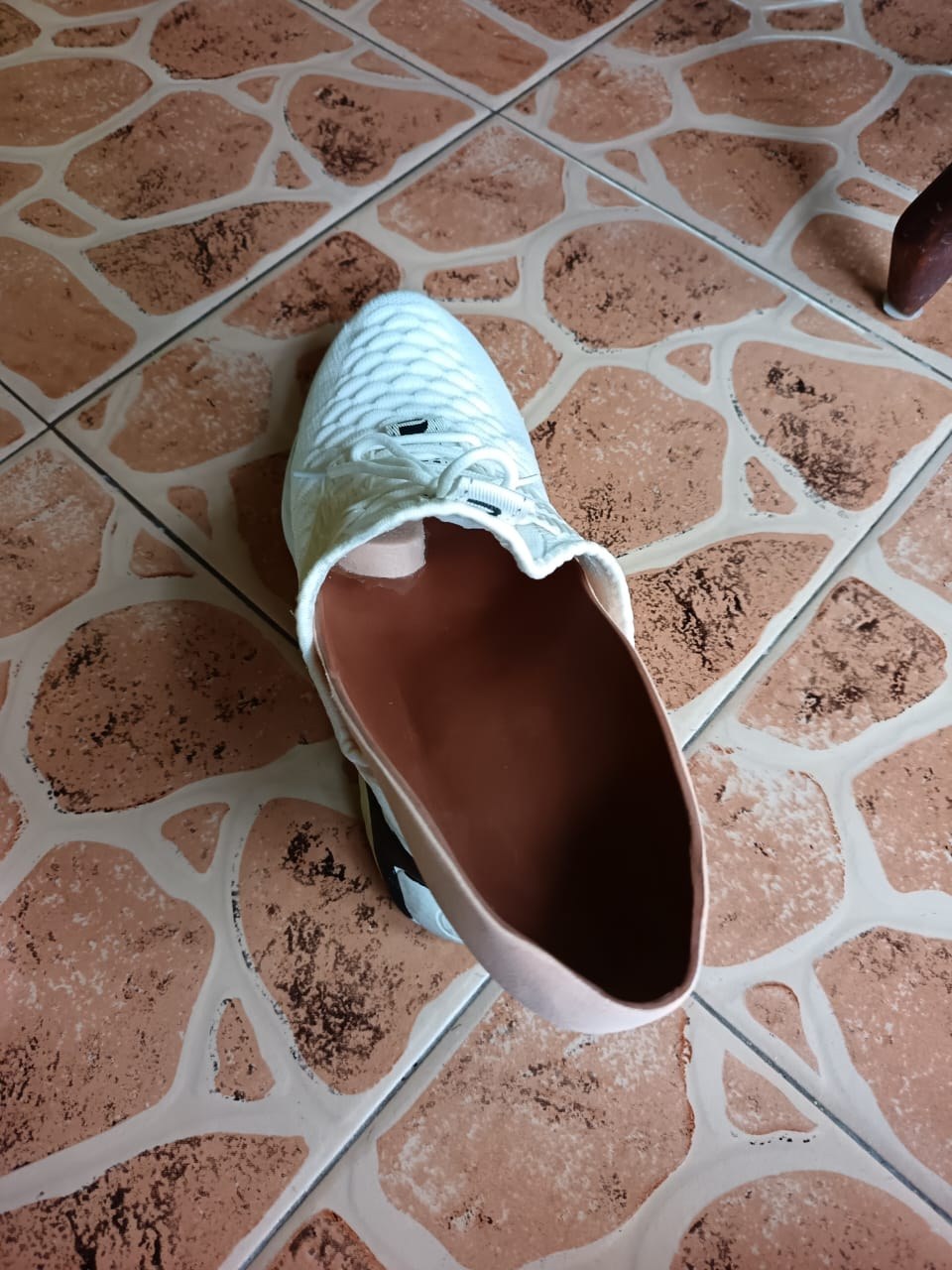Kasut putih bersama insole di bahagian dalam