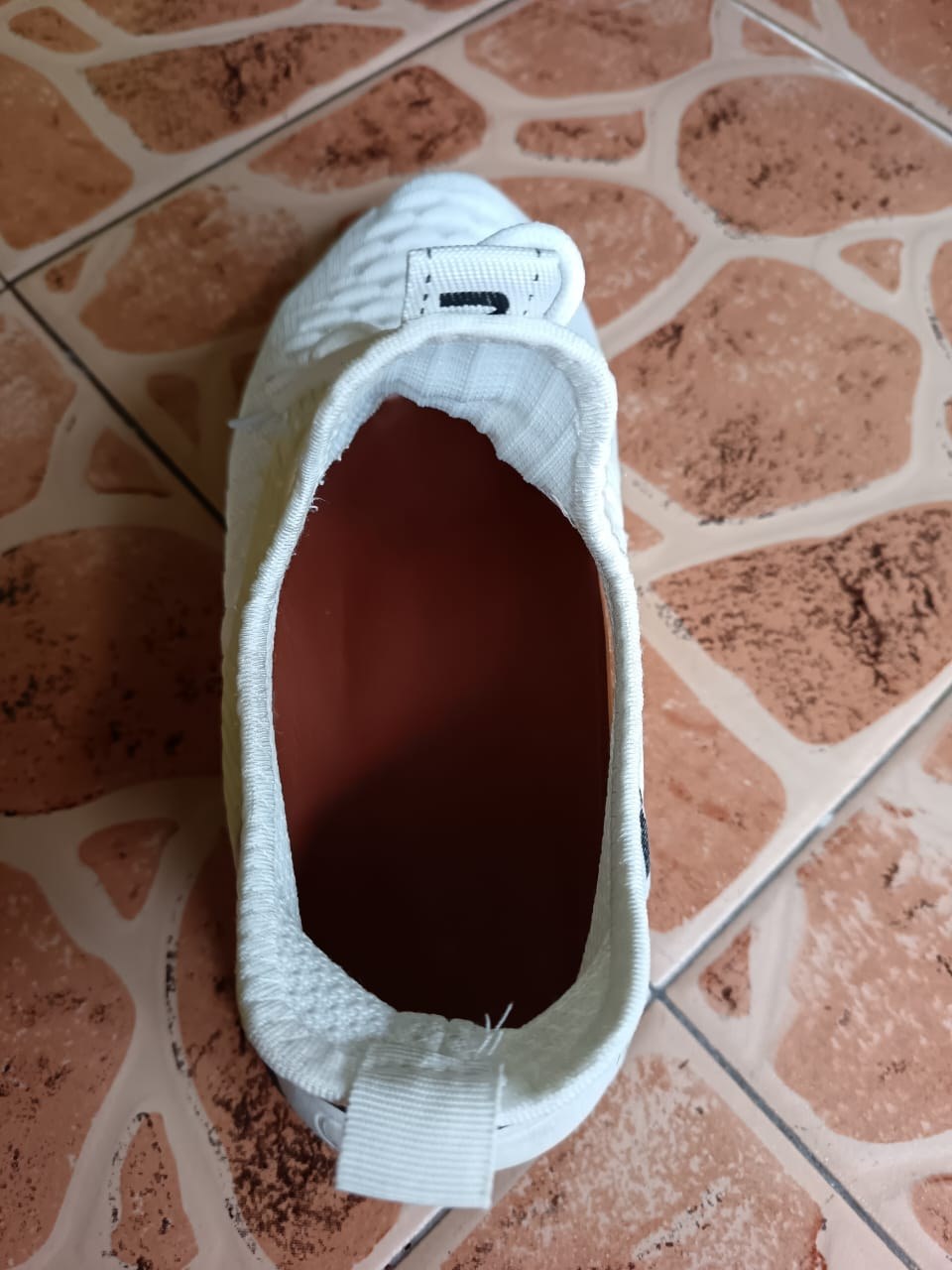 Ruang bahagian dalam kasut putih bersama insole