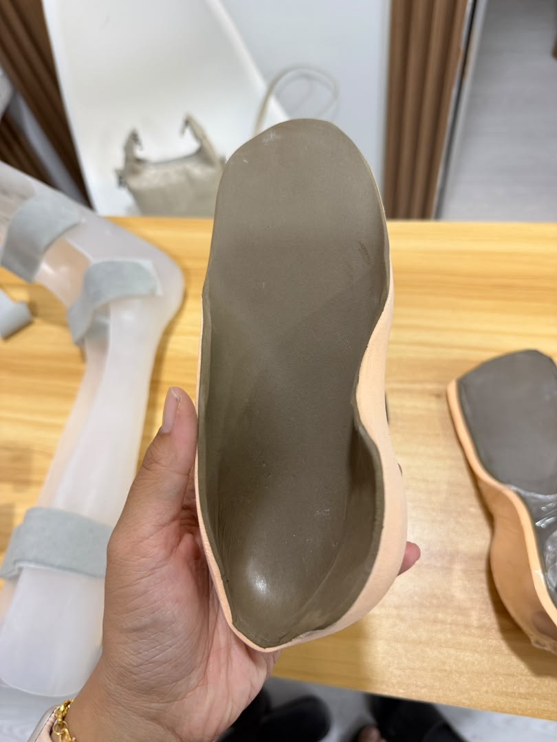 Pandangan dekat bentuk custom insole dan toe filler