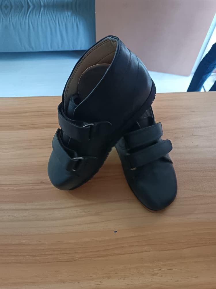 Sepasang kasut hitam custom selepas penyediaan