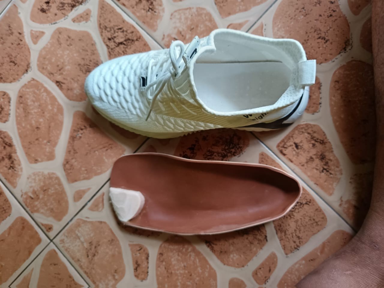 Kasut putih dan toe filler yang disediakan mengikut bentuk kaki